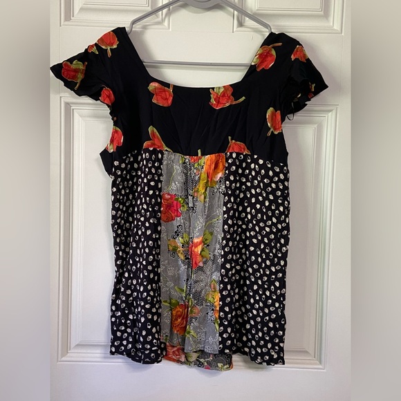 T4a- AIMEE D. Black Strawberry Floral Top - Picture 5 of 6